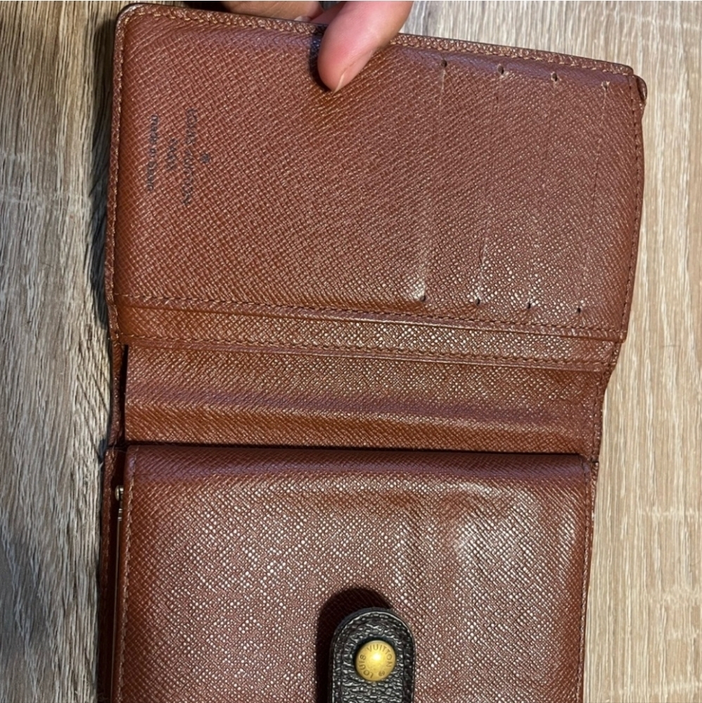 Louis Vuitton KISSLOCK WALLET - Picture 3 of 9